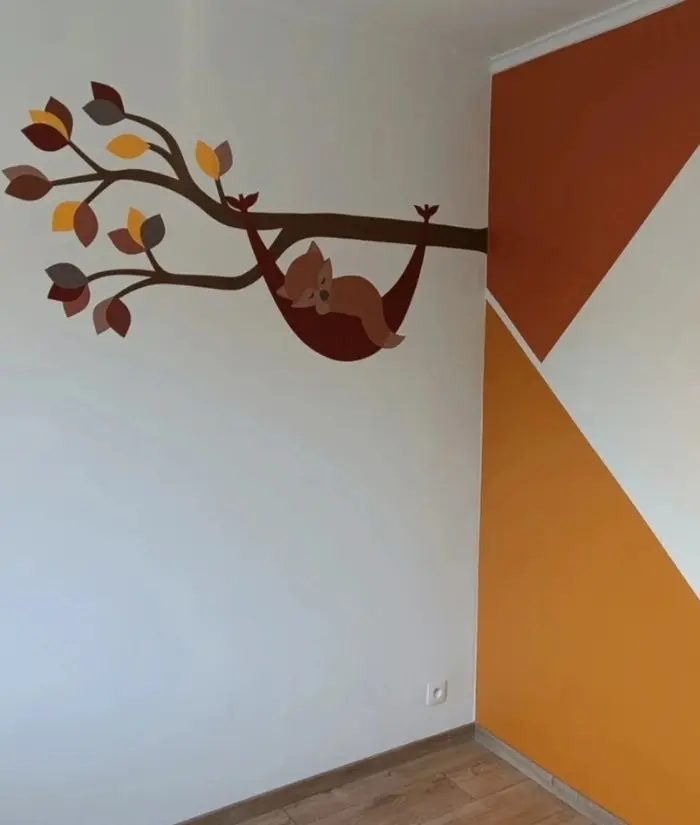 Okergele babykamer met een slapende vos in een hangmat